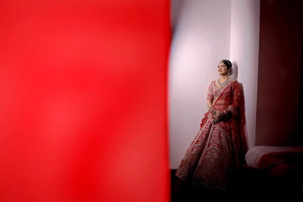 Architectural Splendor & Leaning Bridal Portrait